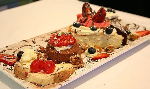Liana's Italian Restaurant - Kawana Tourism 0