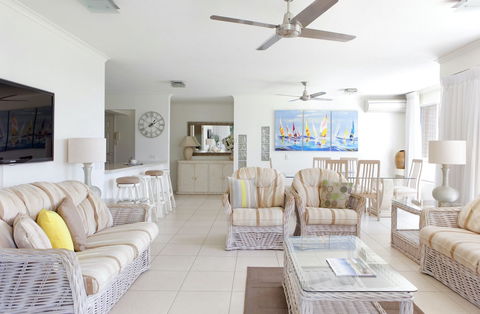 Macquarie Lodge Apartments - Kawana Tourism 6
