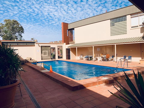 Desert Cave Hotel - Kawana Tourism 1
