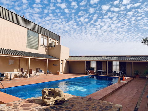 Desert Cave Hotel - Kawana Tourism 6