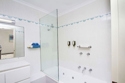 Fairway Motor Inn - Kawana Tourism 6