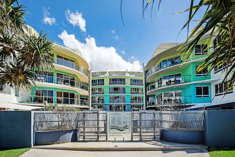 Rolling Surf Resort - Kawana Tourism 0