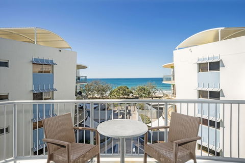 Rolling Surf Resort - Kawana Tourism 3