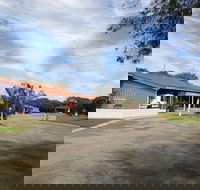 Emu Beach Chalets - Kawana Tourism