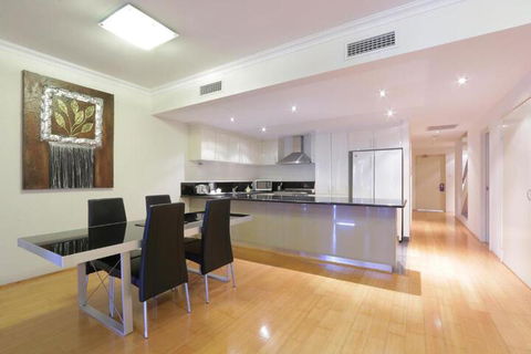 Verandah Apartments - Kawana Tourism 4