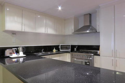 Verandah Apartments - Kawana Tourism 3