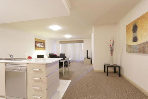 Verandah Apartments - Kawana Tourism 5