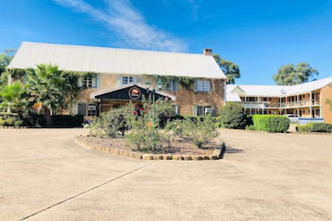 Campbelltown Colonial Motor Inn - Kawana Tourism 0