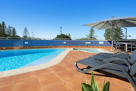 ULTIQA Shearwater Resort - Kawana Tourism 1