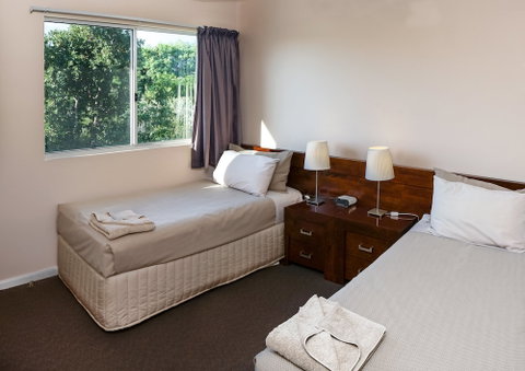 Cable Beachside Villas - Kawana Tourism 6