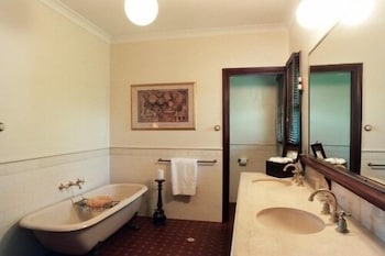 Pinctada McAlpine House - Kawana Tourism 1