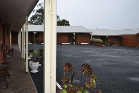 Whalers Rest Motor Inn - Kawana Tourism 0