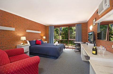 Whalers Rest Motor Inn - Kawana Tourism 5