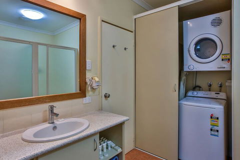Kimberley Hotel Halls Creek - Kawana Tourism 7