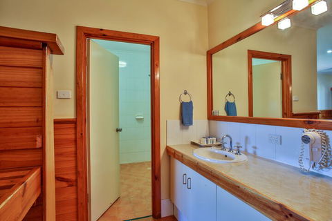 Kimberley Hotel Halls Creek - Kawana Tourism 6