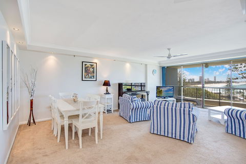 Gemini Court Holiday Apartments - Kawana Tourism 6