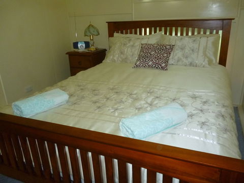 Christmas Creek Cafe & Cabins - Kawana Tourism 5