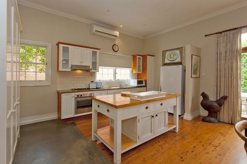 Rose Cottage - Historic Luxury - Kawana Tourism 1