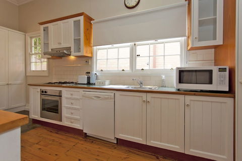 Rose Cottage - Historic Luxury - Kawana Tourism 2