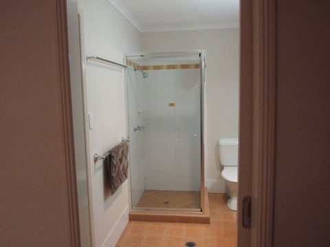 Lake Barra Cottages - Kawana Tourism 3