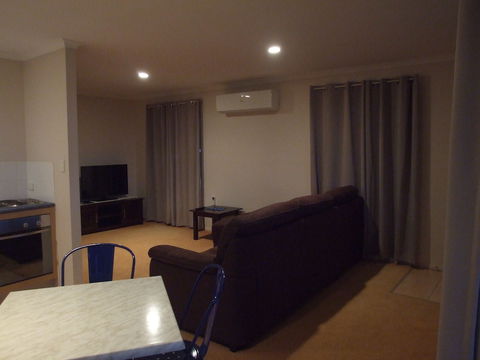 Lake Barra Cottages - Kawana Tourism 5