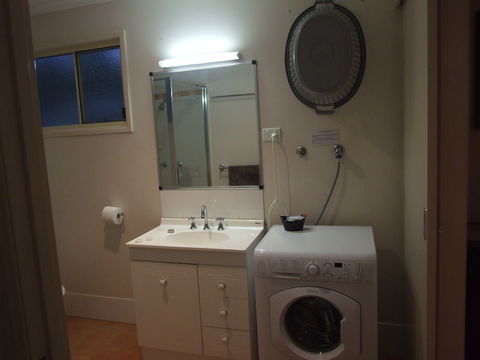 Lake Barra Cottages - Kawana Tourism 4
