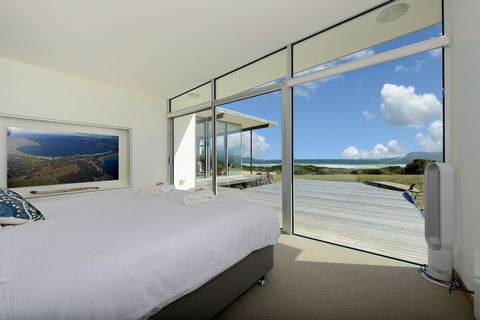 Cloudy Bay Beach House - Kawana Tourism 6