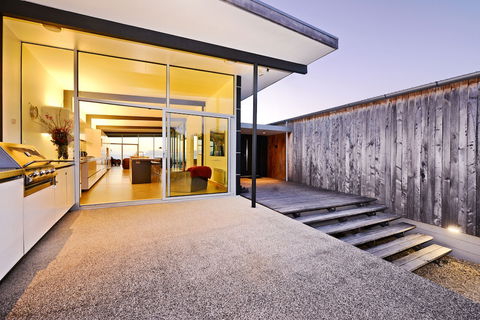 Cloudy Bay Beach House - Kawana Tourism 1