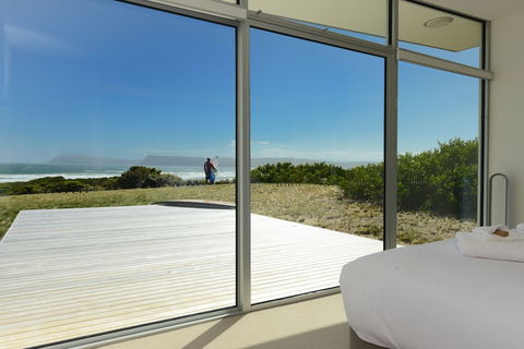 Cloudy Bay Beach House - Kawana Tourism 3