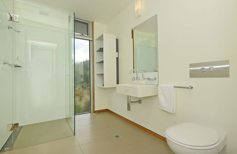 Cloudy Bay Beach House - Kawana Tourism 5