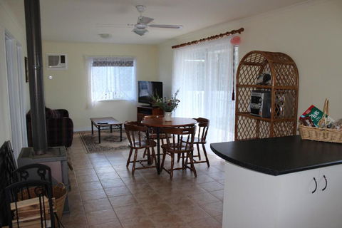 Dixiglen Farm - Kawana Tourism 5