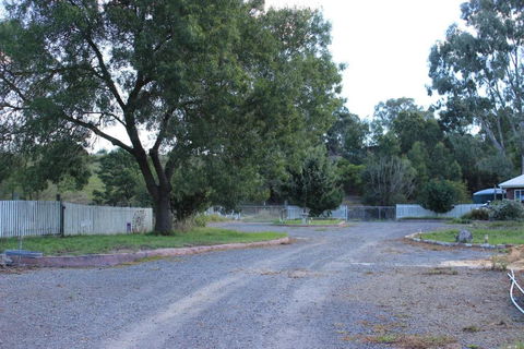 Dixiglen Farm - Kawana Tourism 1