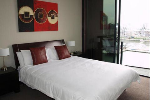 Docklands Prestige Apartments - Kawana Tourism 5