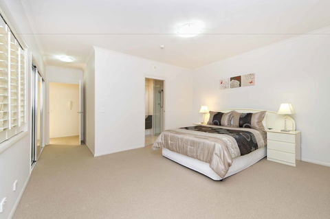 On The Bay Apartments - Kawana Tourism 4