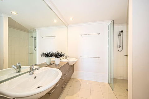 On The Bay Apartments - Kawana Tourism 2
