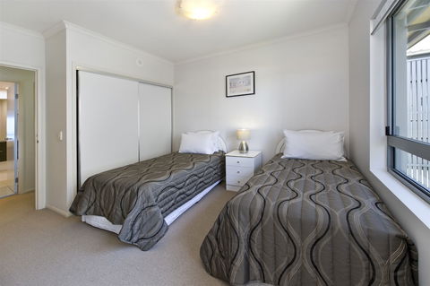 On The Bay Apartments - Kawana Tourism 6