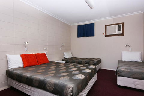 Motel Poinsettia - Kawana Tourism 4