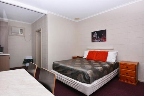 Motel Poinsettia - Kawana Tourism 5