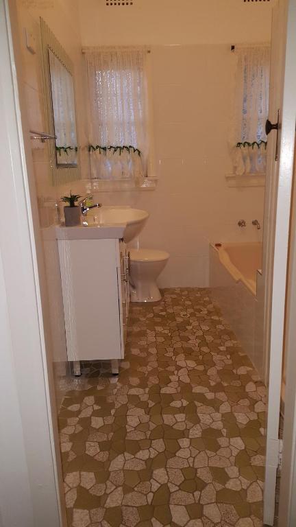 King Cottage - Kawana Tourism 4