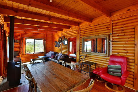 Cloudy Bay Cabin - Kawana Tourism 3