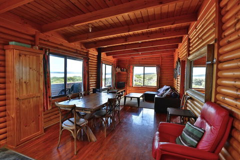 Cloudy Bay Cabin - Kawana Tourism 4