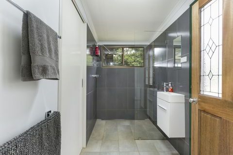 Mena Creek Flower House - Kawana Tourism 6