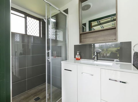 Mena Creek Flower House - Kawana Tourism 4