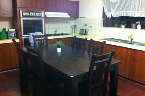 Perth Stadium Homestay - Kawana Tourism 5