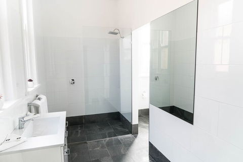 Swansea Hotel - Kawana Tourism 5