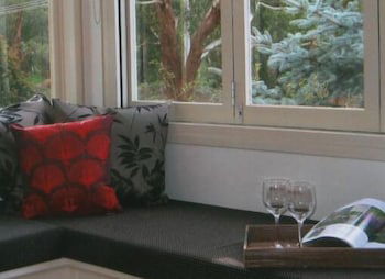 Hollyhock B&B - Kawana Tourism 1
