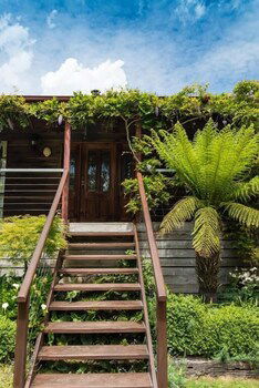 Hollyhock B&B - Kawana Tourism 0