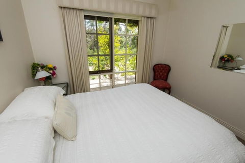 Hollyhock B&B - Kawana Tourism 4
