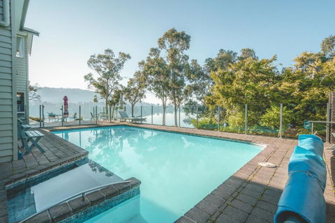 The Anchorage Waterfront Apartment - Kawana Tourism 3