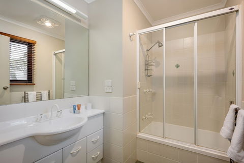 Absinthe - Kawana Tourism 0